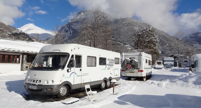 Tout sur le ski en camping-car : conseils et Top 5 des stations !