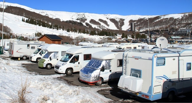 Tout sur le ski en camping-car : conseils et Top 5 des stations !