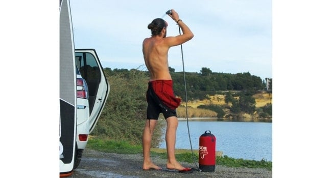 Douches de camping et autres essentiels : comment rester propre en camping