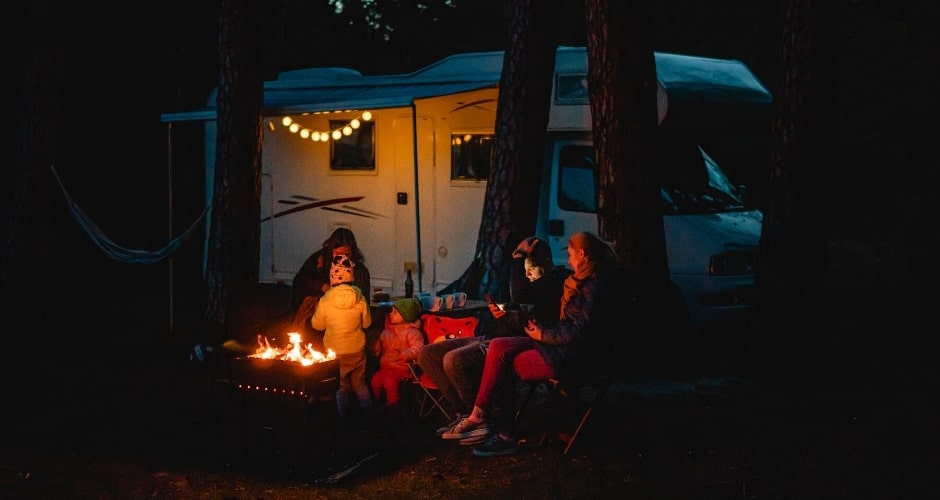 Un Camping-car Garé Sur Un Chemin De Terre La Nuit Avec Les
